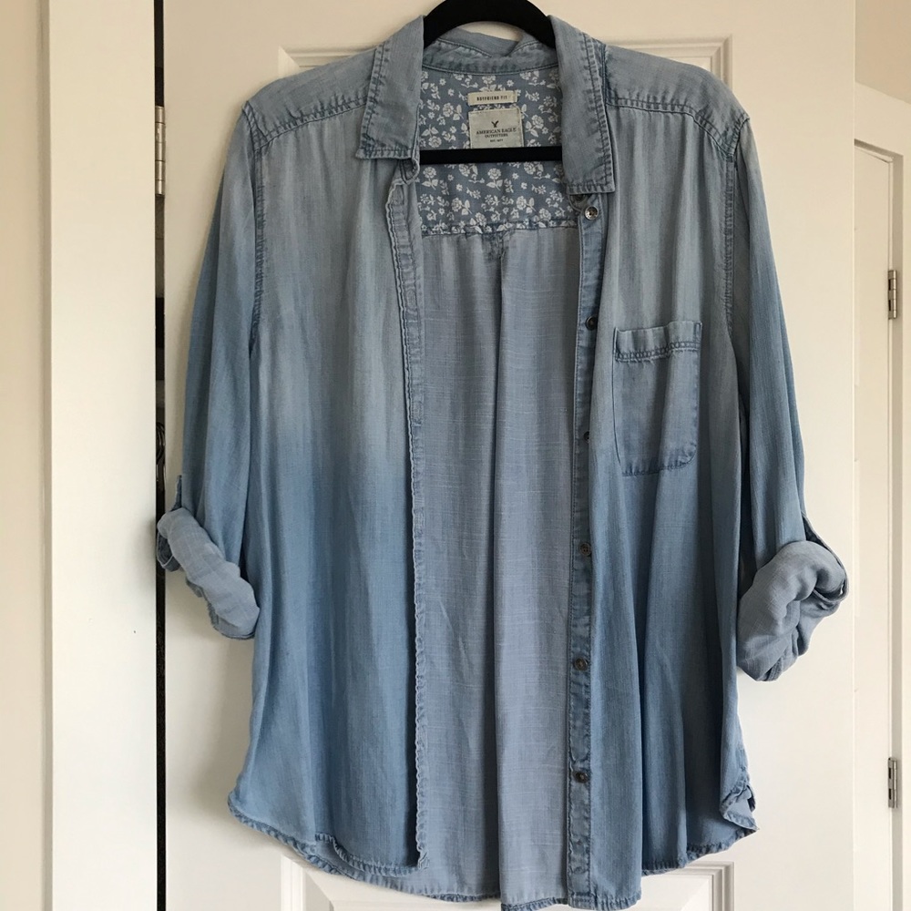 ♥️ AE lightweight chambray shirt
